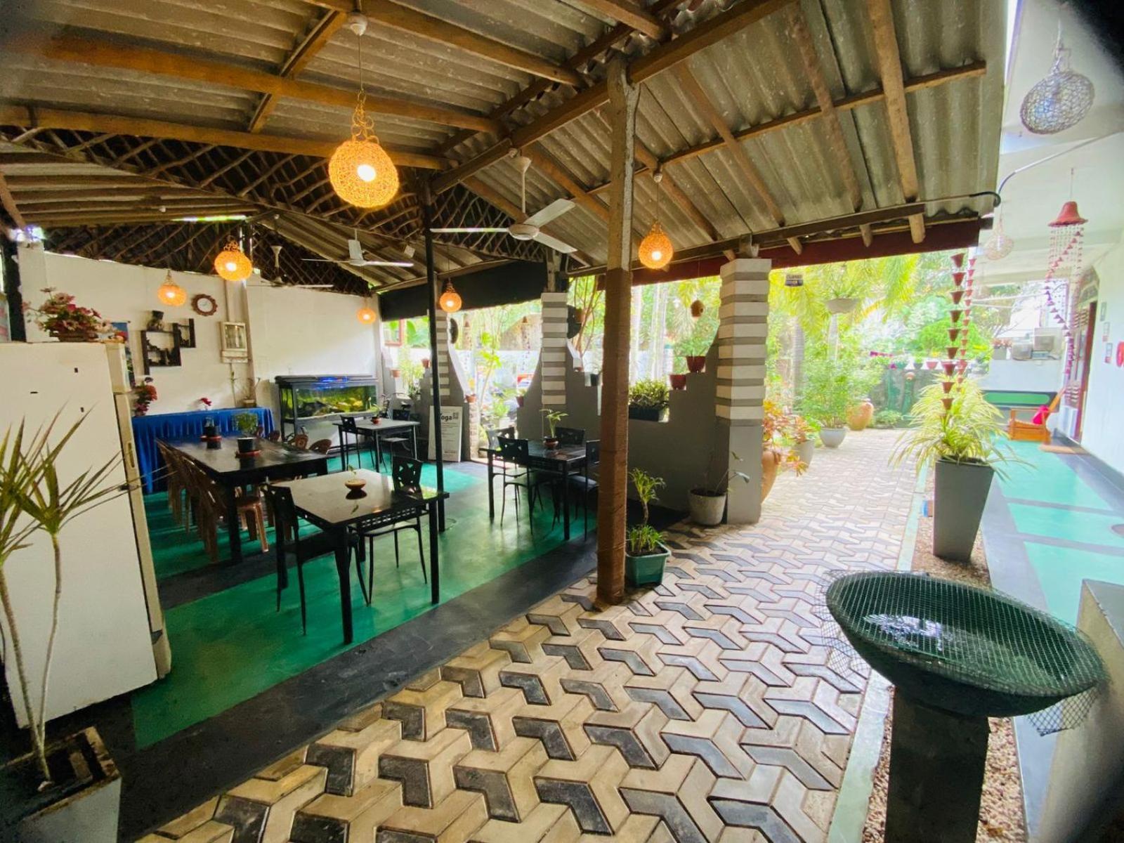Hotel Awon Mirissa Esterno foto